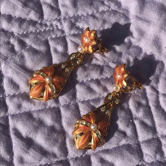 Joan Rivers Vintage coral enamel flower clip earrings - Picture 2 of 5
